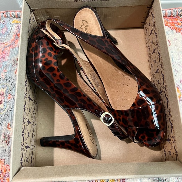 Clarks Wesswx Bria Leopard Peep Toe Slingback Pumps sz 9.5 - Picture 3 of 6